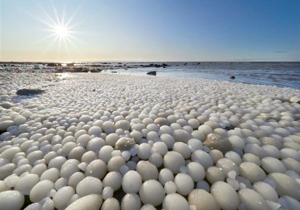 «Αβγά» πάγου: Ένα σπάνιο φαινόμενο φωτογραφήθηκε στη Φινλανδία (φώτο)