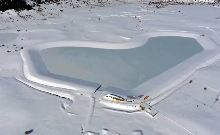 Μια παγωμένη λίμνη σε σχήμα καρδιάς στην Κρήτη (βίντεο)