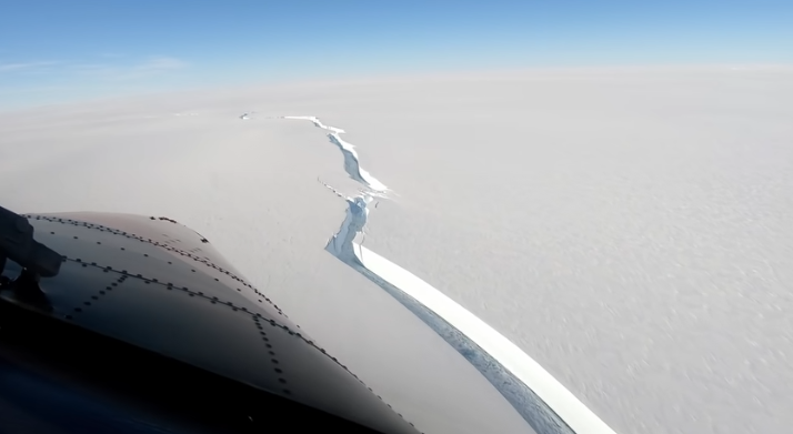 Παγόβουνο με μέγεθος όσο το Παρίσι αποκόπηκε από την Ανταρκτική (βίντεο)