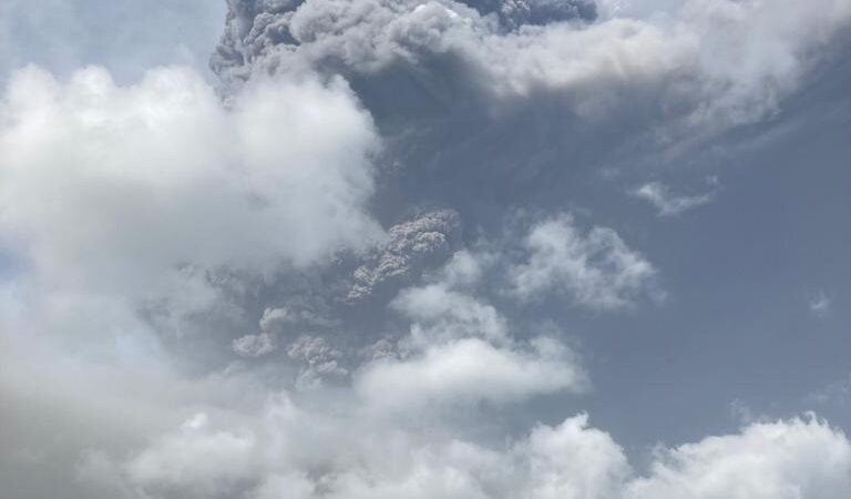Ηφαιστειακή στάχτη κάλυψε τον Αγιο Βικέντιο, σε εγρήγορση οι αρχές (φωτο-video)