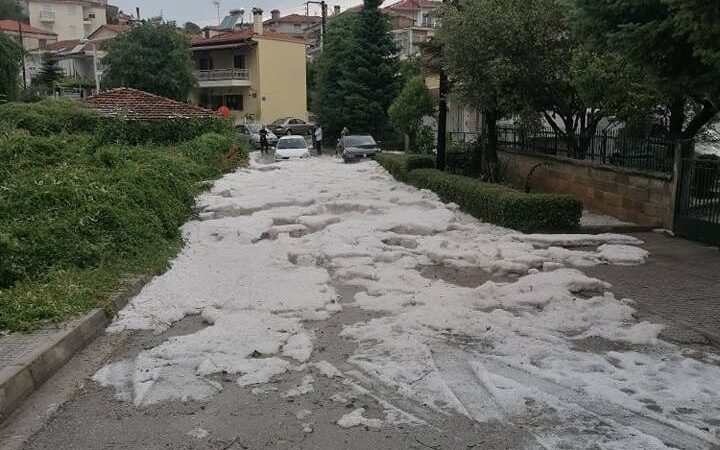 Καταιγίδα με έντονη χαλαζόπτωση στην πόλη της Κοζάνης το μεσημέρι της Παρασκευής 11/6 – Άσπρισαν τα πάντα σε μερικές γειτονιές (Βίντεο)