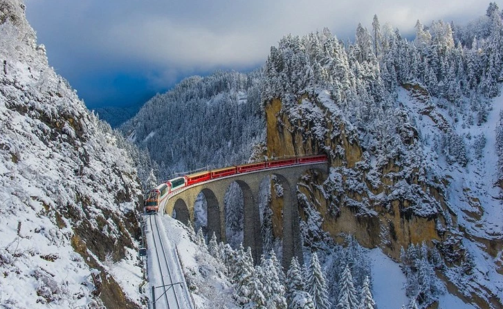 Το τρένο που περνά από 55 τούνελ και 196 γέφυρες μέσα στις χιονοσκεπείς Άλπεις (φωτο+βίντεο)