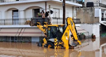 Λάρισα: Με φορτωτή ο απεγκλωβισμός πολιτών από σπίτι στη συνοικία του Αγίου Θωμά (φωτ. & βίντεο)