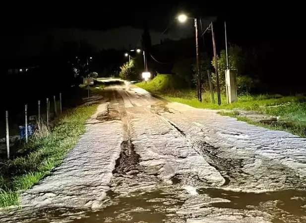 Τρίκαλα: Το «έστρωσε» με πυκνό χαλάζι – Ποτάμια οι δρόμοι από την καταιγίδα